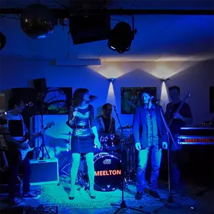 Meelton - Coverband aus der Schweiz spielt livemusik in einem Bar in Zürich, Sandy ist da