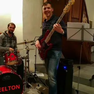 Rock Bassist von Hochzeitsband spielt im Kirche 