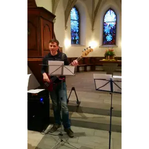 Hochzeitsband Bass in Kirche für Hochzeitsmusik klassisch und modern, Lieder für die Hochzeit, Trauung