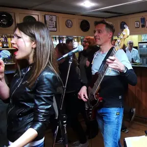 Live band spielt Livemusik in einem Restaurant in Zug, Mila und Oleg 