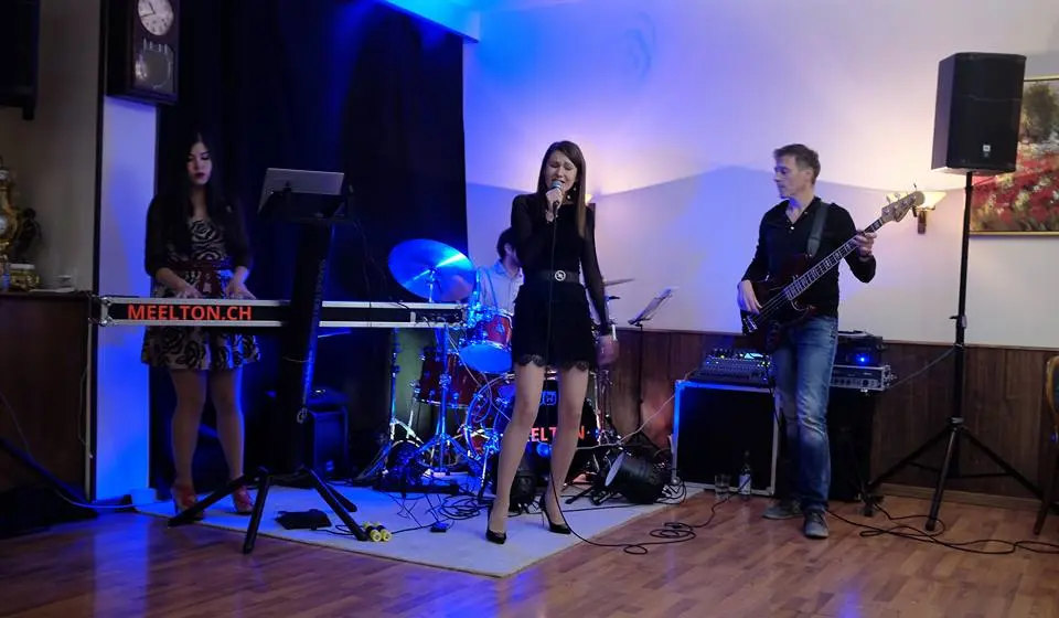 Mila von liveband Meelton singt ihre Lieblingssongs live