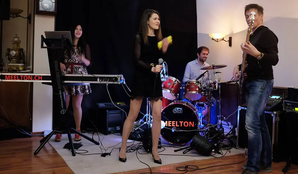 Partyband, live band, hochzeitsband Meelton spielt Livemusik in einem Restaurant in Zürich