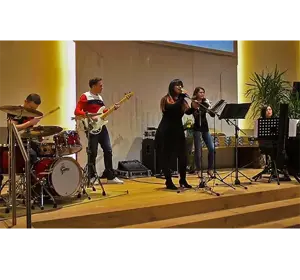 Karina in Kirche mit Band Meelton