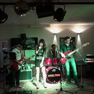 Meelton - Coverband aus der Schweiz spielt live in einem Bar in Zürich
