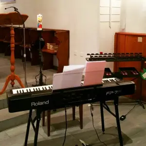 Meelton Hochzeitsmusik fangt mit pianobeat an. 