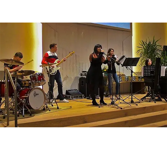 Liveband Meelton spielt in der Kirche