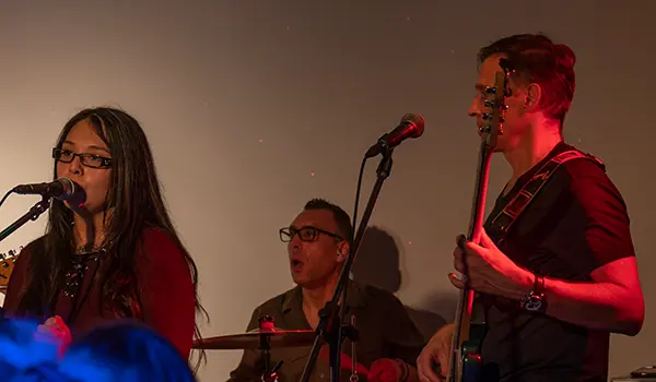 Liveband Meelton spielt leichte Hintergrundmusik am Apéro