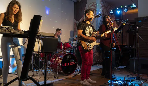 Apéro mit leichter Hintergrundmusik der Liveband Meelton