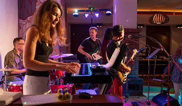 Liveband Meelton bringt Mitarbeitende auf die Tanzfläche