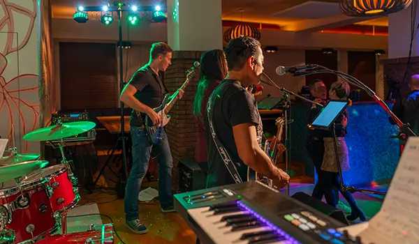 Gesang der Liveband Meelton unterhält bei Firmenanlässen