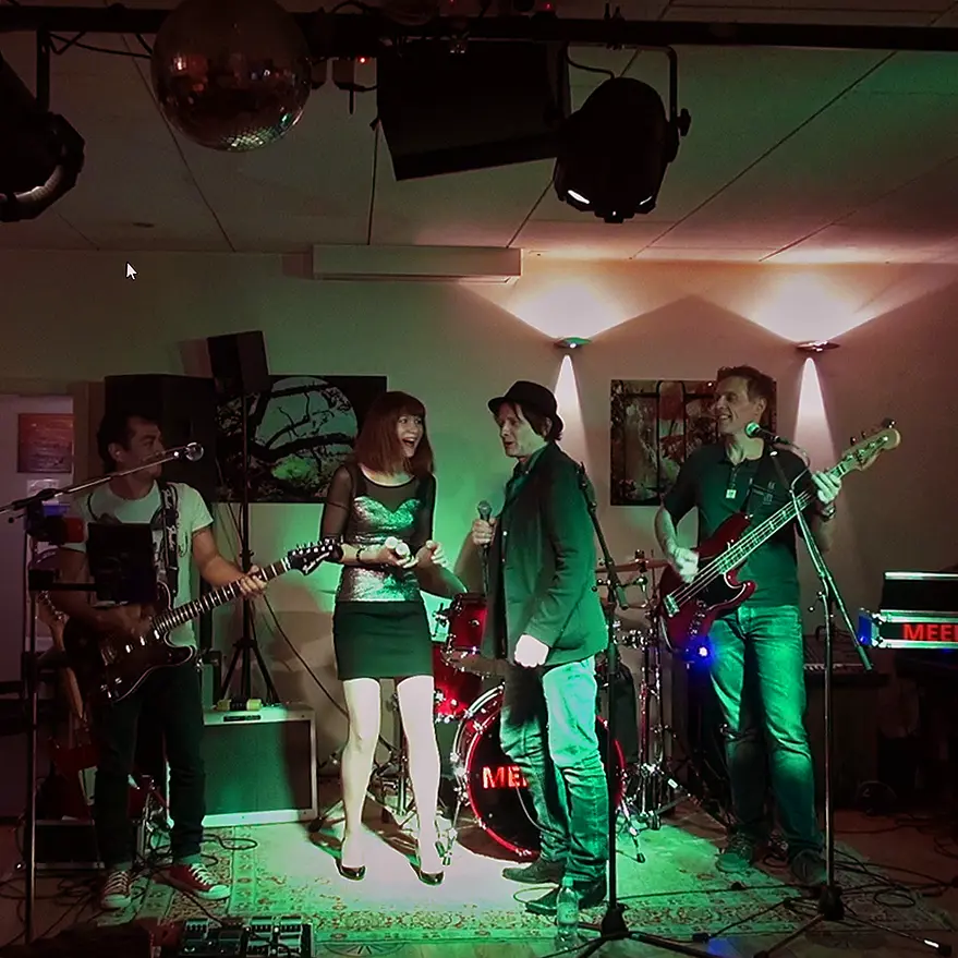 Coverband Meelton aus der Schweiz spielt in einer Bar in Zürich