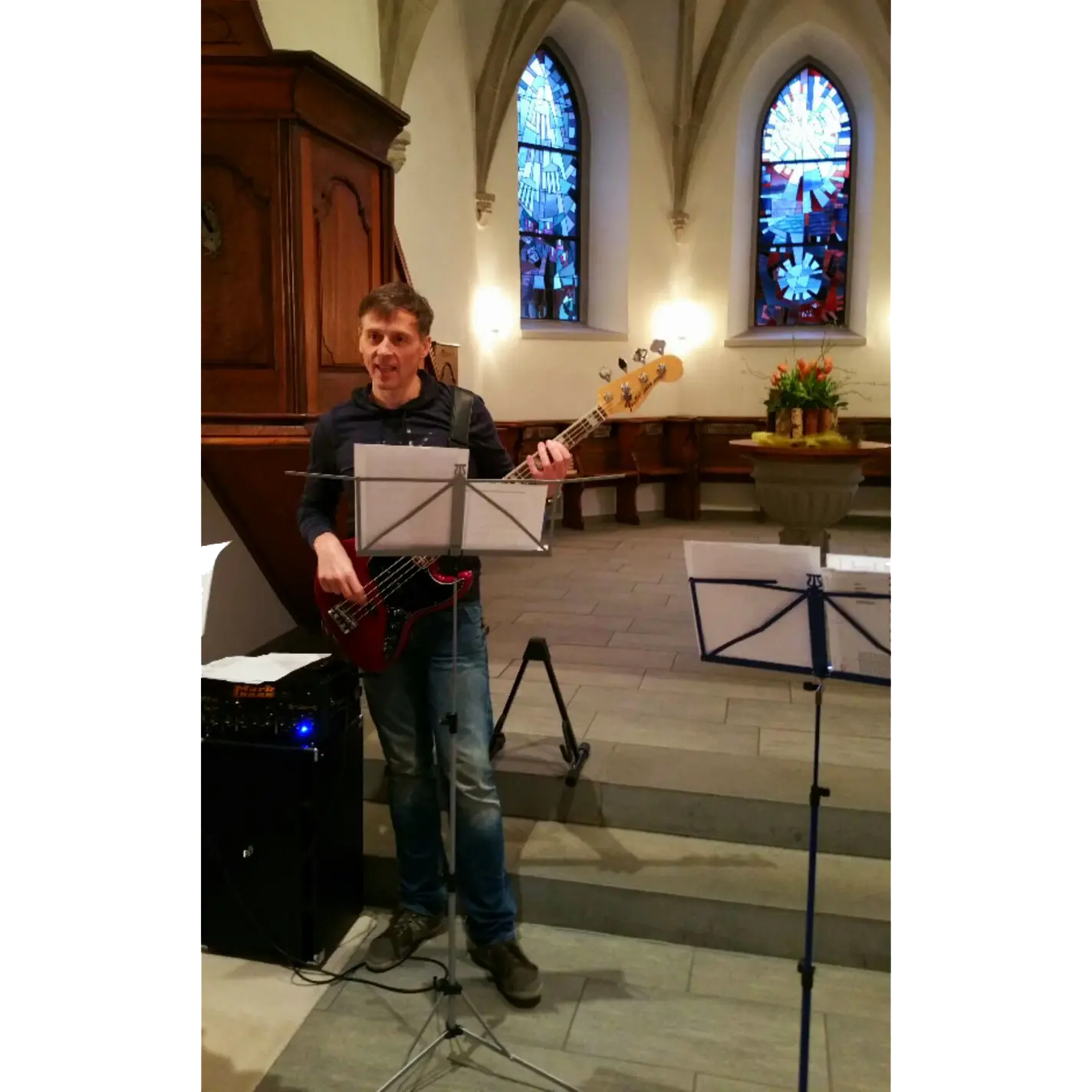 Bass der Hochzeitsband Meelton in der Kirche, klassische und moderne Hochzeitsmusik