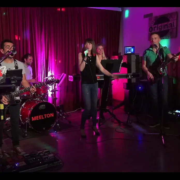 Hochzeitsband Meelton aus der Schweiz spielt live in einer Bar in Zürich