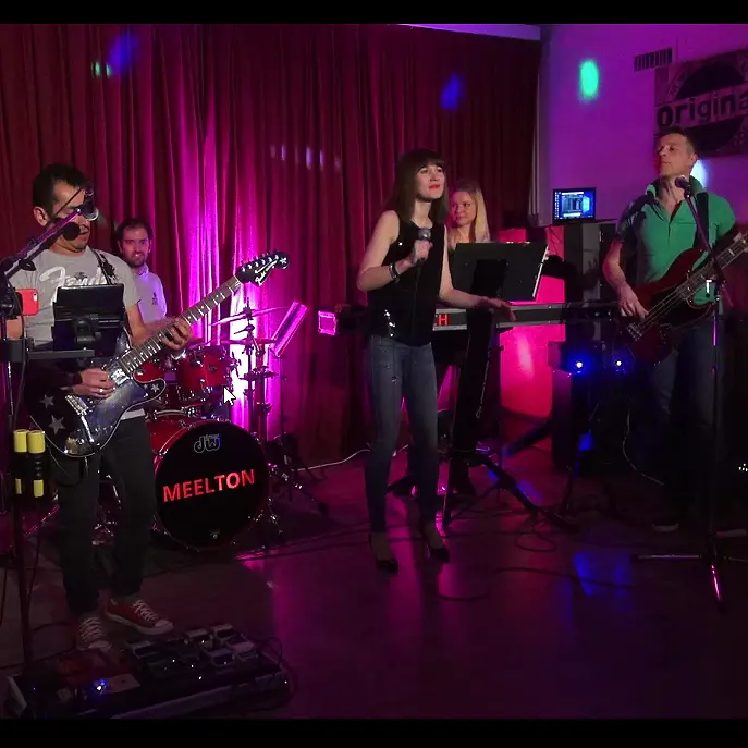 Hochzeitsband Meelton aus der Schweiz spielt live an der Party Black Day