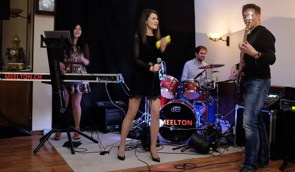 Partyband, Liveband und Hochzeitsband Meelton spielt Livemusik in einem Restaurant in Zürich