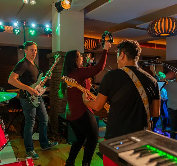 Partyband Meelton spielt live bei Geburtstagsfeiern und Firmenausflügen