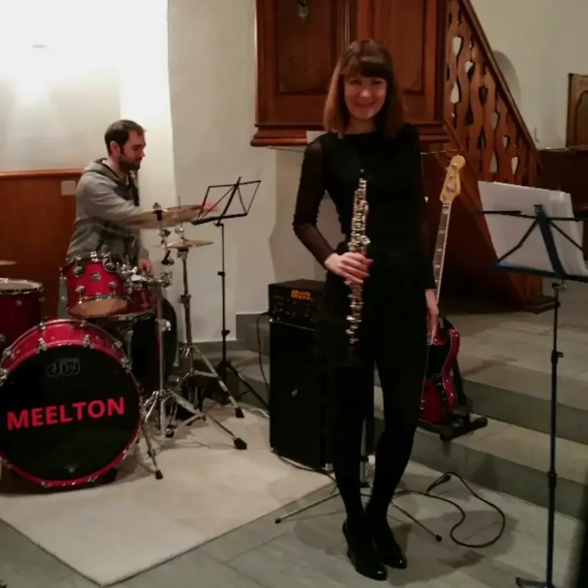 Oboe der Hochzeitsband Meelton in der Kirche, klassische und moderne Hochzeitsmusik