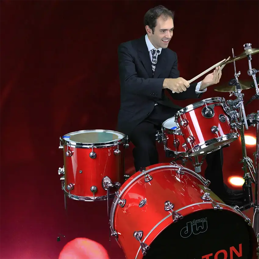 Schlagzeuger der Liveband Meelton spielt Livemusik