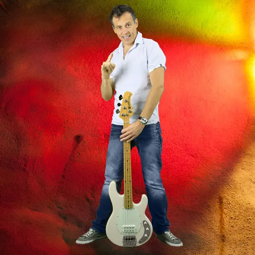 Bassist der Partyband Meelton aus der Schweiz